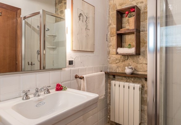 En suite bathroom with shower on the ground floor - La Cerqua 