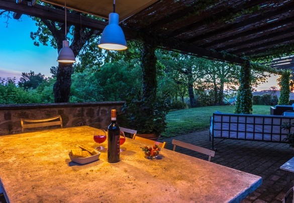 The panoramic pergola illuminated at night - La Cerqua