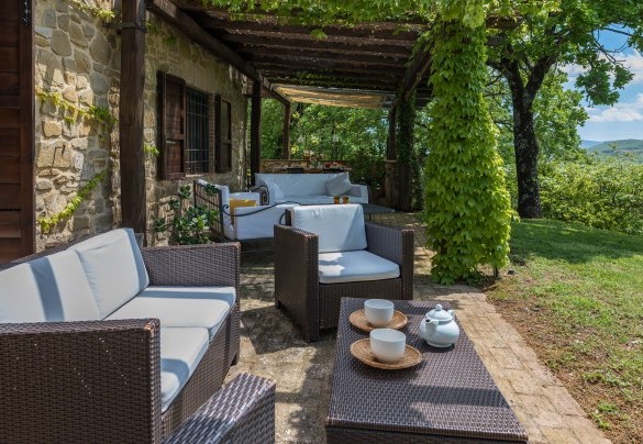 The large pergola with direct access from French windows in the living room and kitchen - La Cerqua