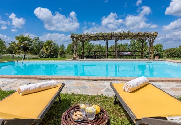The pool is lined in PVC with a stone border and the purification system is salt - La Cerqua 