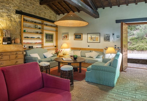 Second living room with direct exit and stairs to the first floor - La Cerqua