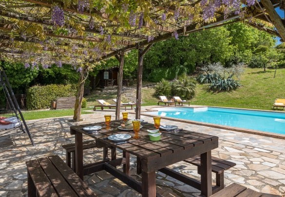  The pergola covered with wisteria in the pool area - La Cerqua