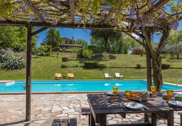  The pergola shades the table for outdoor dining - La Cerqua