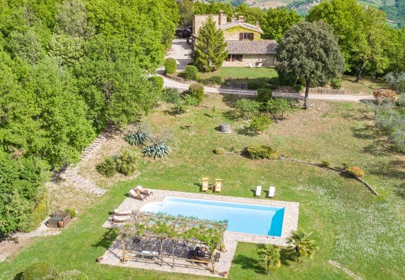 The property stands in the greenest heart of Umbria - La Cerqua