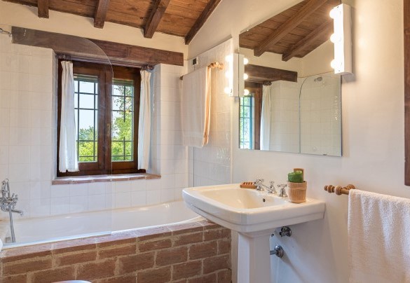 En suite bathroom with tub on the first floor - La Cerqua