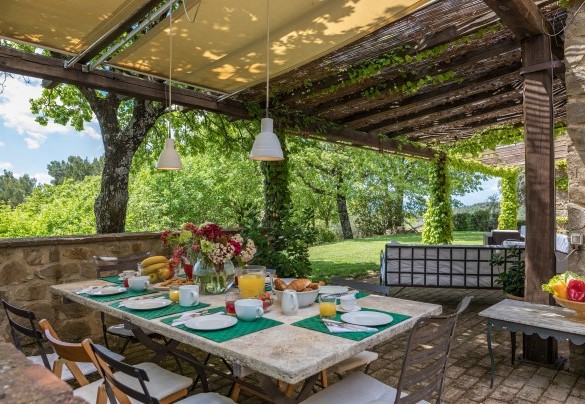 The outdoor dining area - La Cerqua  