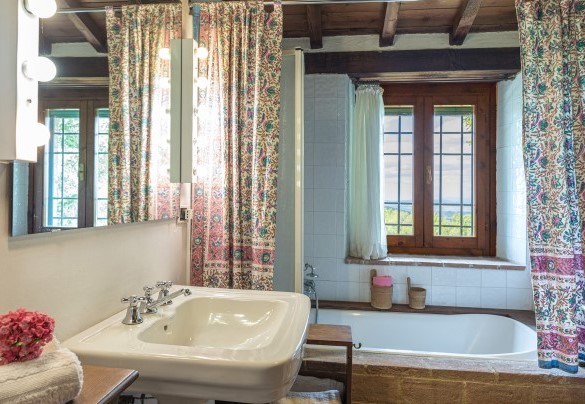 En suite bathroom with tub on the ground floor - La Cerqua 