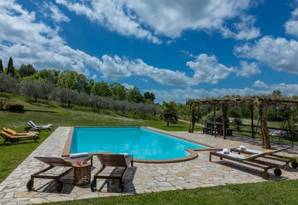 The pool area equipped with sunbeds, a swing chair and a gazebo - La Cerqua  