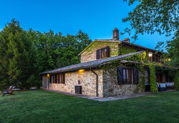 The farmhouse illuminated at sunset - La Cerqua