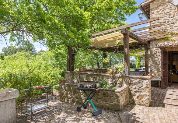  The outdoor dining area with portable barbecue - La Cerqua