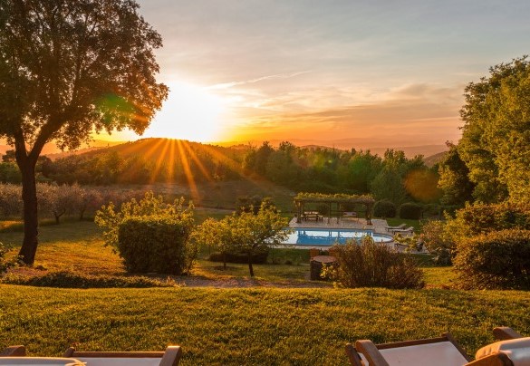 Suspended on a hillock at an altitude of 457 m, with a breathtaking view of the surrounding hills - La Cerqua