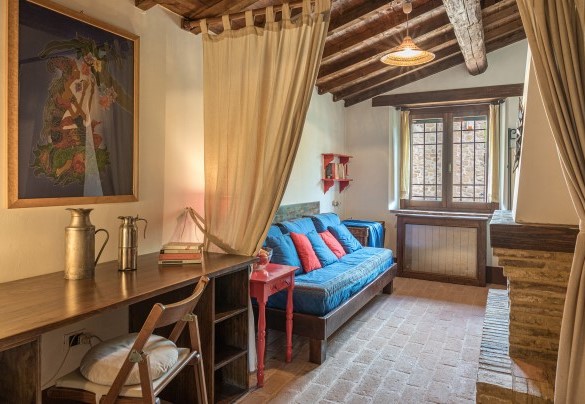 Study room, without door, with fireplace and single sofa bed - La Cerqua