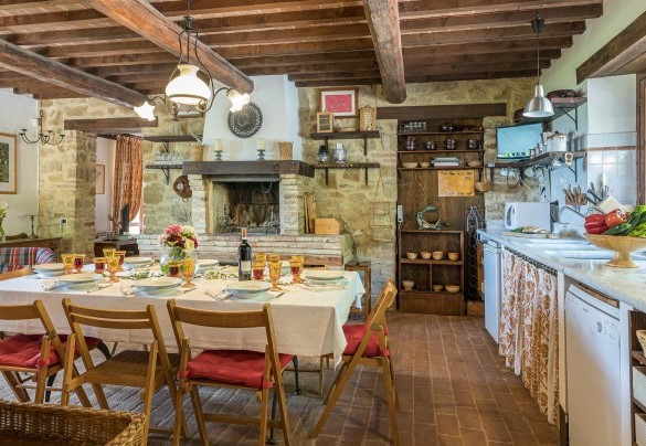  The kitchen equipped with a set up table - La Cerqua