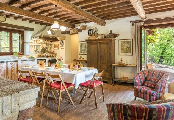 The dining room is located in the large kitchen - La Cerqua