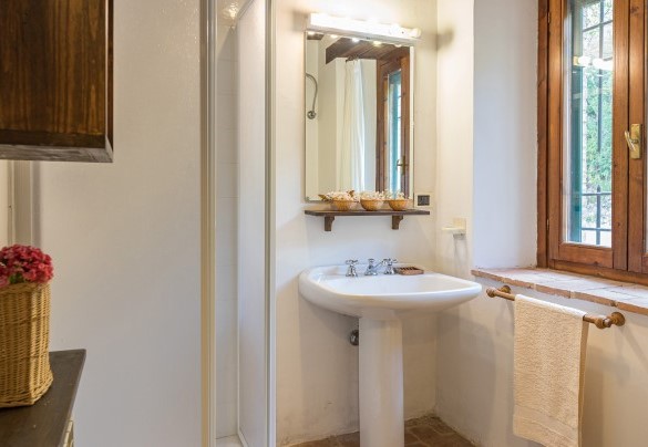Service bathroom with shower on the ground floor - La Cerqua 