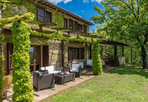 The large pergola with direct access from the sitting room - La Cerqua