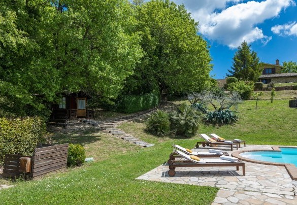 The pool can be reached along a level path or down 60 wooden steps - La Cerqua 