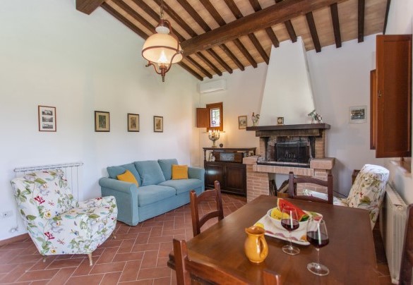 Il living con area salotto nella suite - La Collina degli Ulivi