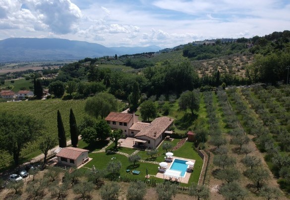 Il casale visto dall'alto - La Collina degli Ulivi  