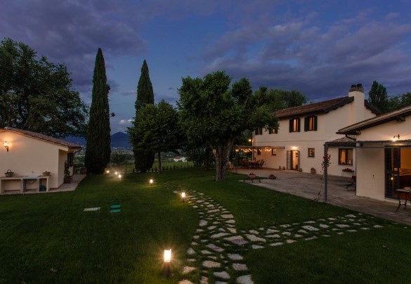 Il casale e l'annesso in notturna - La Collina degli Ulivi