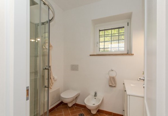 Il bagno con doccia n.1 al piano terra - La Collina degli Ulivi
