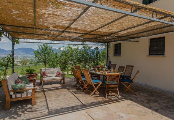 La pergola con tavolo da pranzo - La Collina degli Ulivi
