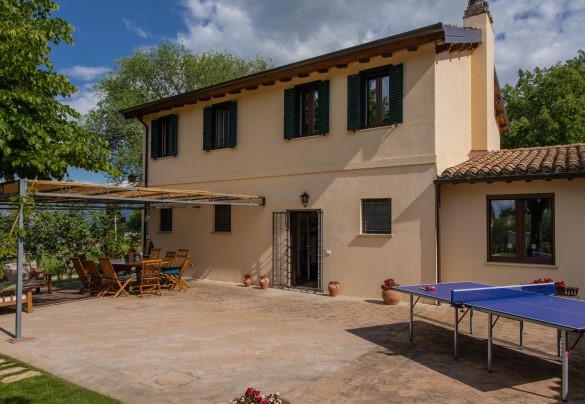 Il casale si sviluppa su due piani ed è provvisto di finestre vista giardino - La Collina degli Ulivi