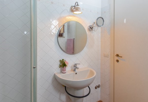 Il bagno con doccia n.2 nella suite - La Collina degli Ulivi