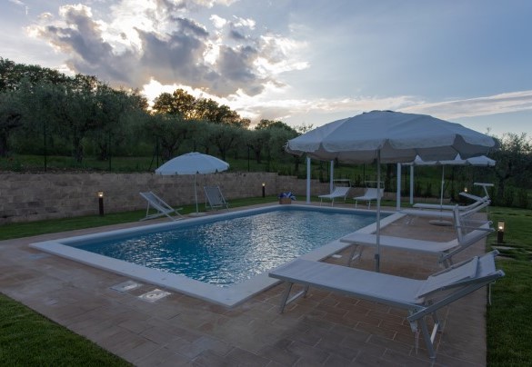 La piscina al tramonto - La Collina degli Ulivi