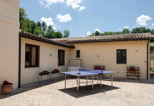 Il tavolo da ping pong posizionato davanti al casale - La Collina degli Ulivi