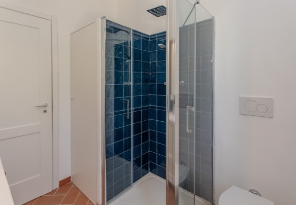 Il bagno con doccia n.4 al primo piano - La Collina degli Ulivi