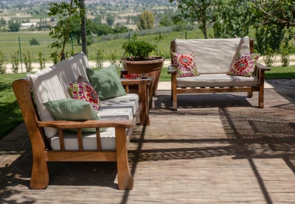 La pergola con area salotto - La Collina degli Ulivi