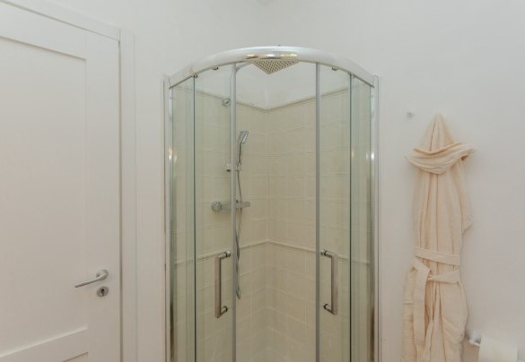 Il bagno con doccia n.1 al piano terra - La Collina degli Ulivi