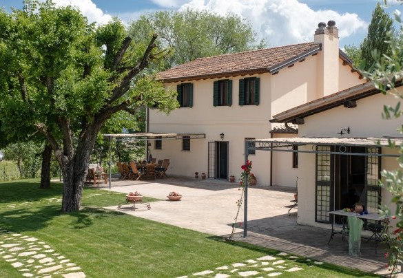Il casale visto dal giardino - La Collina degli Ulivi