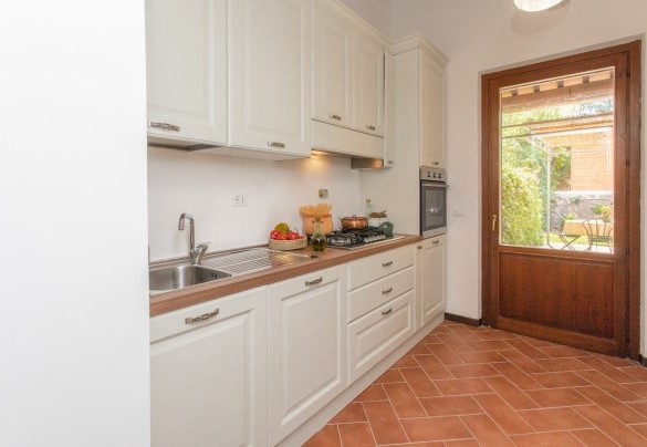 La cucina comunica con l'area pranzo e l'esterno - La Collina degli Ulivi