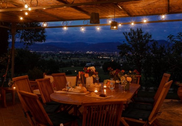 Il tavolo preparato per un aperitivo al tramonto - La Collina degli Ulivi