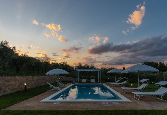 La piscina al tramonto - La Collina degli Ulivi