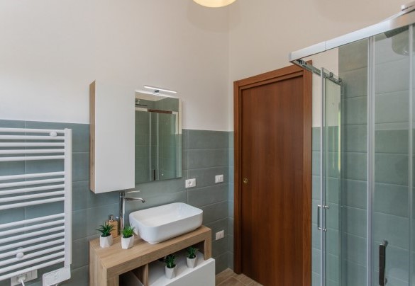 Il bagno con doccia n.5 nell'annesso - La Collina degli Ulivi