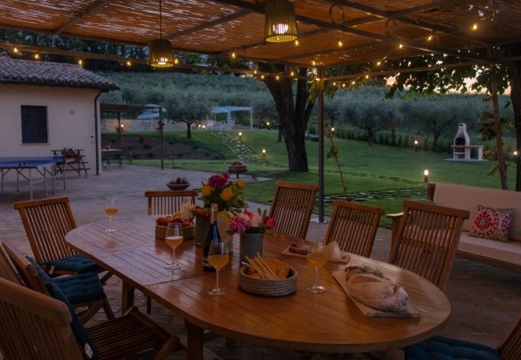La struttura in notturna - La Collina degli Ulivi