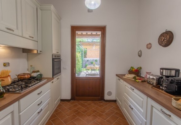 La cucina comunica comodamente con l'esterno - La Collina degli Ulivi