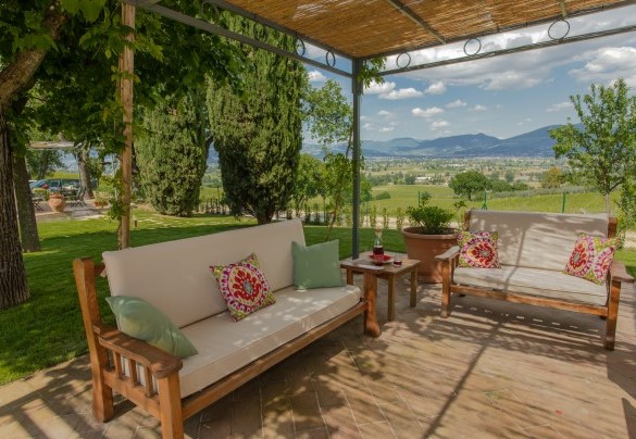 La pergola con area salotto - La Collina degli Ulivi
