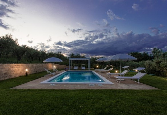 La piscina al tramonto - La Collina degli Ulivi