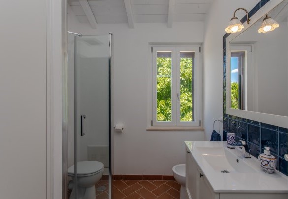Il bagno con doccia n.4 al primo piano - La Collina degli Ulivi