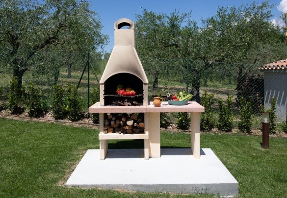 Il barbecue in muratura - La Collina degli Ulivi