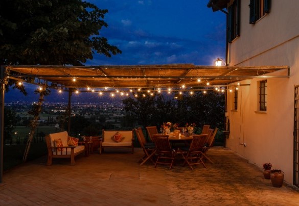 La pergola panoramica in notturna - La Collina degli Ulivi