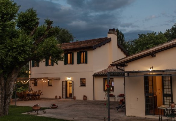 Il casale illuminato di notte - La Collina degli Ulivi