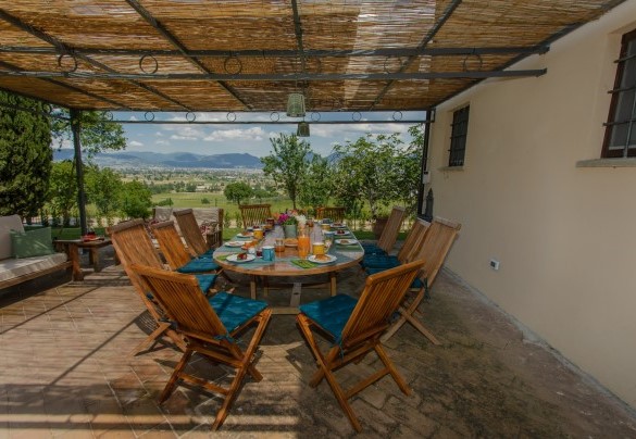 La pergola con vista su verdi paesaggi umbri - La Collina degli Ulivi 