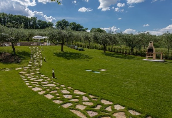 La piscina dista circa 15 metri dalla struttura - La Collina degli Ulivi