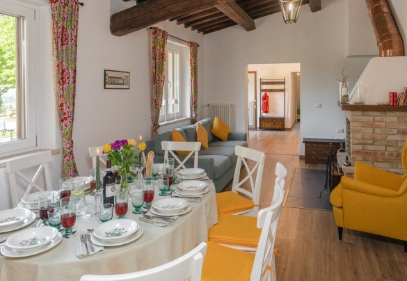 Il living con la tavola imbandita e area salotto - La Collina degli Ulivi