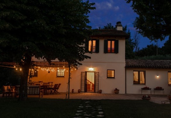 Il casale in notturna - La Collina degli Ulivi